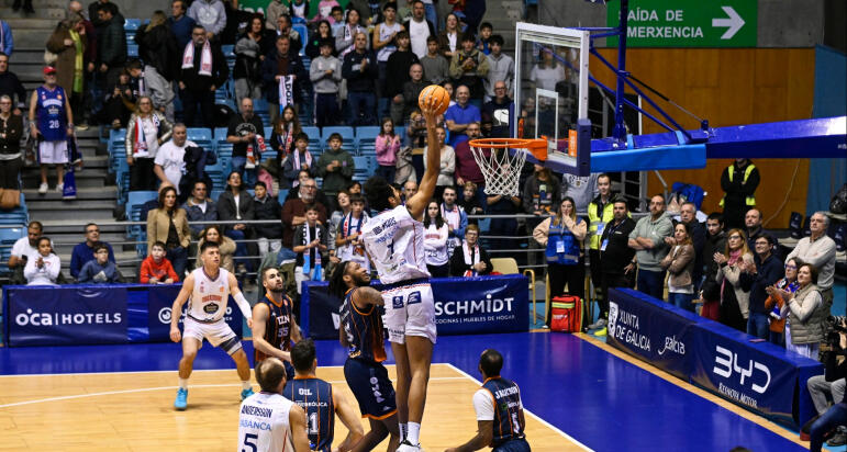 El Monbus Obradoiro disfruta con una victoria ante su público