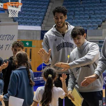 Los jugadores del Obradoiro CAB apadrinan la primera promoción del programa TEI del Colegio Peleteir