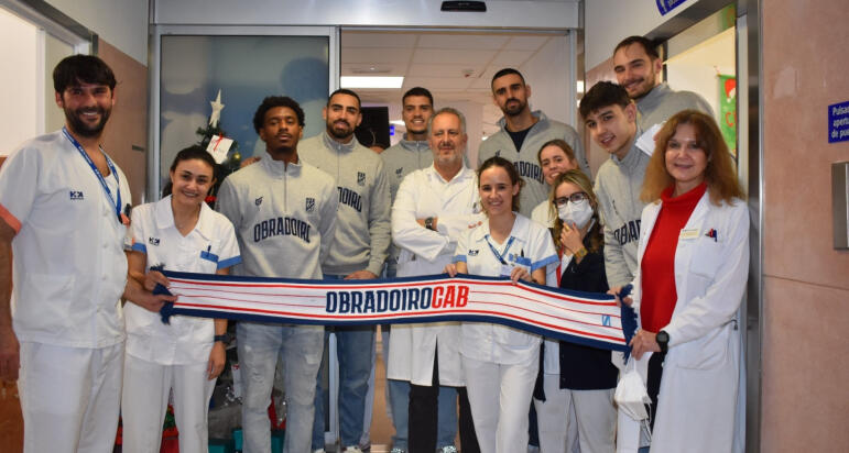Jugadores del Monbus Obradoiro visitan la Unidad de Diálisis de HM La Esperanza