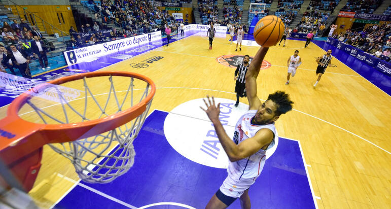 Victoria colectiva del Monbus Obradoiro en su vuelta a Sar