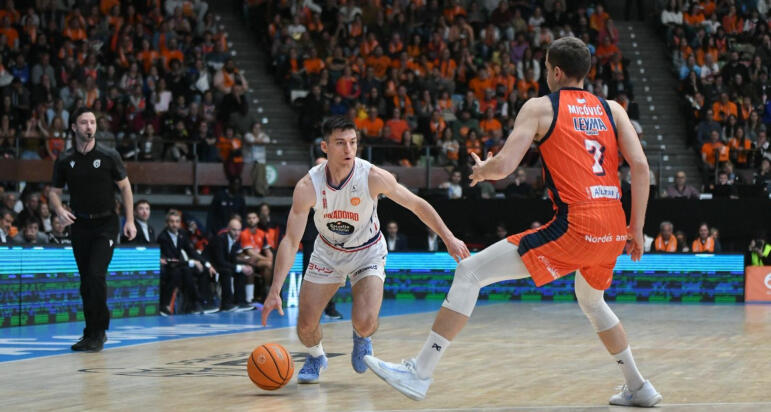 El Monbus Obradoiro asalta al líder