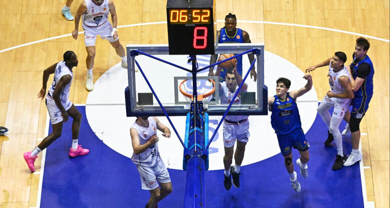 Un espectacular Monbus Obradoiro sigue sumando victorias