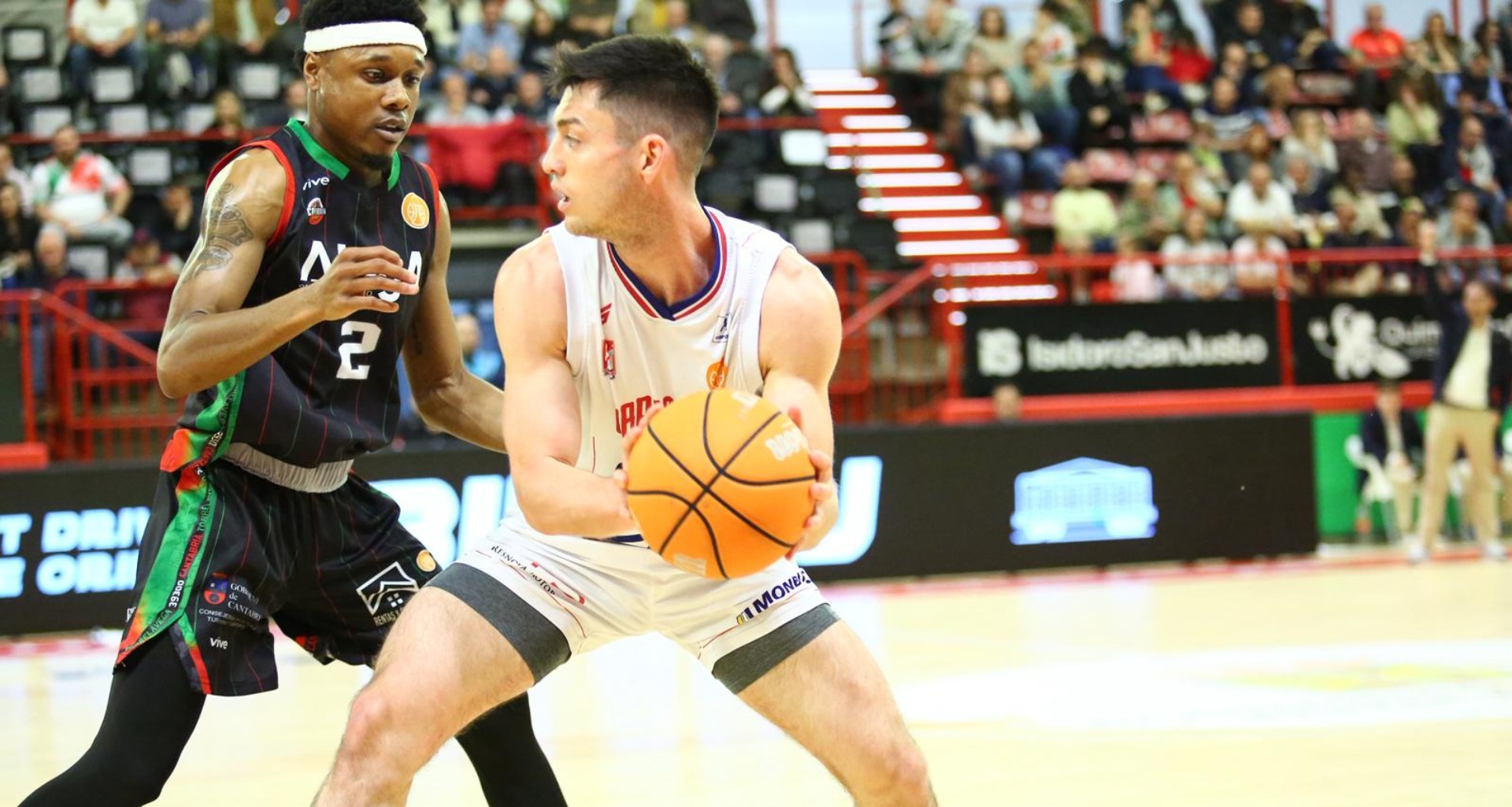 El Monbus Obradoiro y su afición conquista Torrelavega