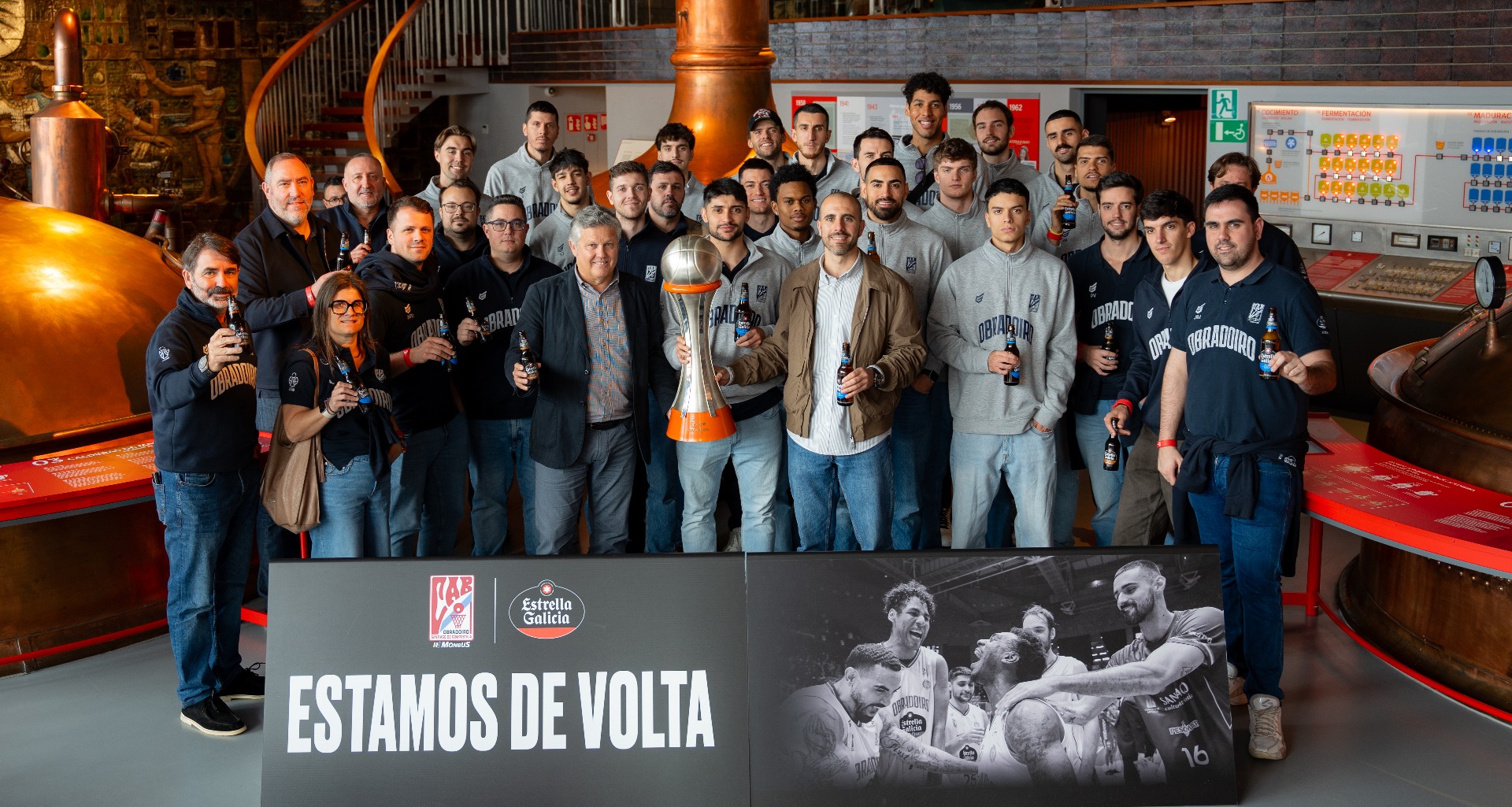 El Monbus Obradoiro visita el Museo de Estrella Galicia tras su ascenso