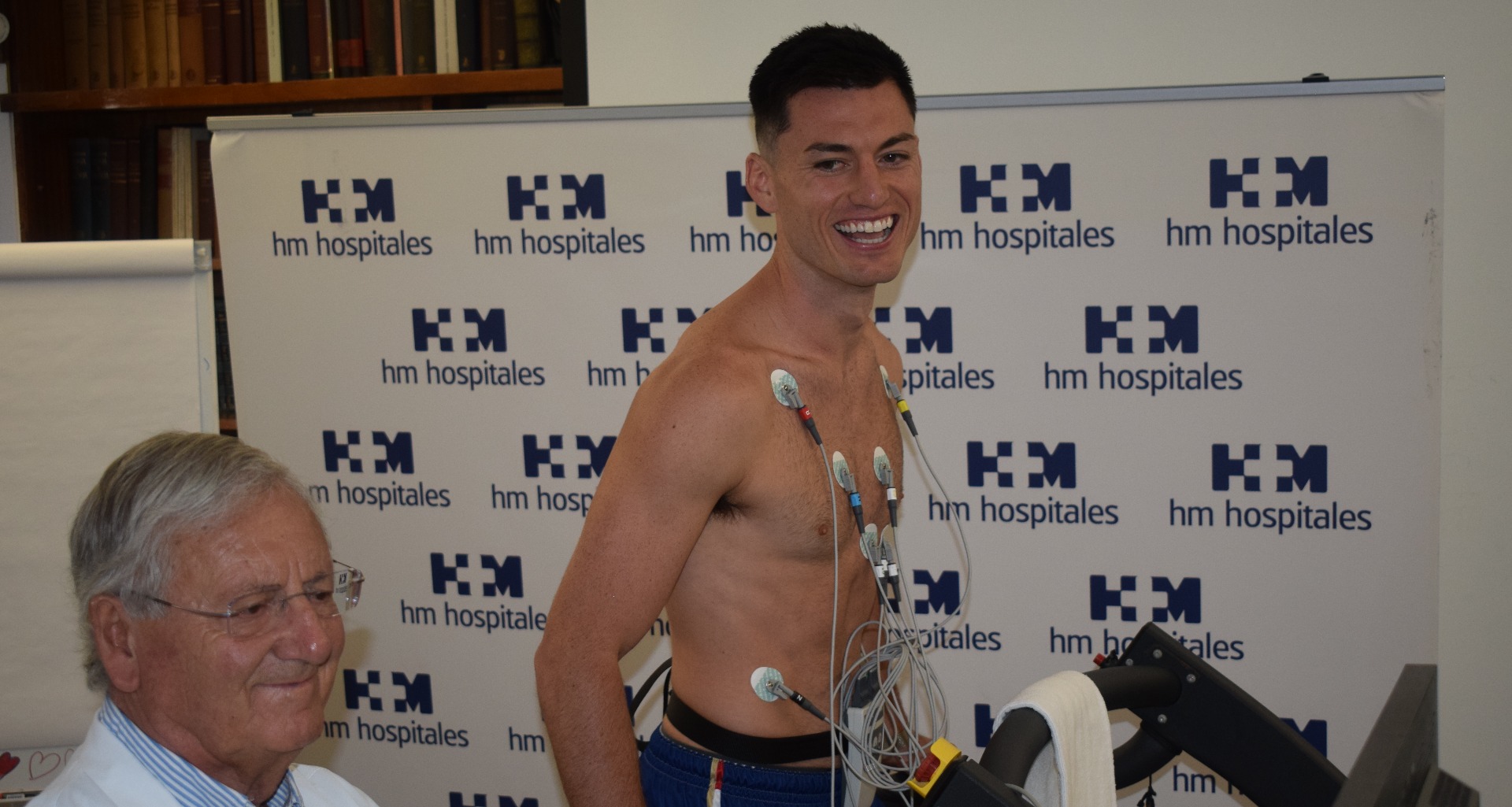 Los jugadores del Monbus Obradoiro pasan reconocimiento médico en el Hospital HM Rosaleda